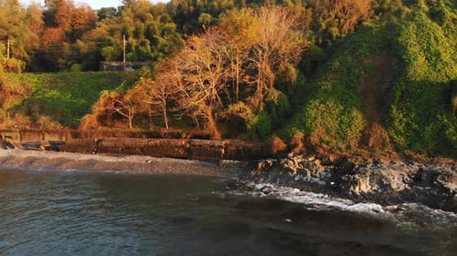 Felsiger Strand im Herbst