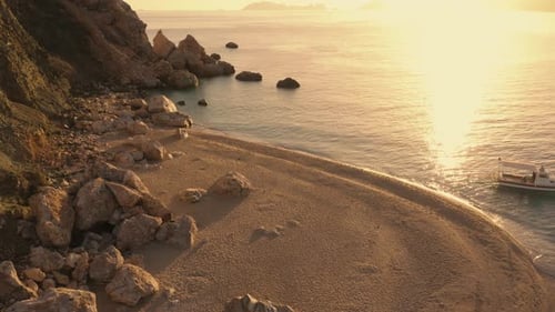 Exotischer Meeresstrand bei Sonnenuntergang
