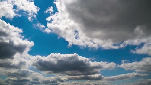 Les nuages se déplacent doucement dans le ciel bleu. Timelapse. Espace cloud.