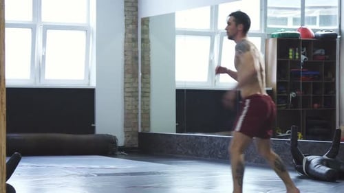 Professionelles MMA-Kämpfertraining im Fitnessstudio bei Spinning High Kicks