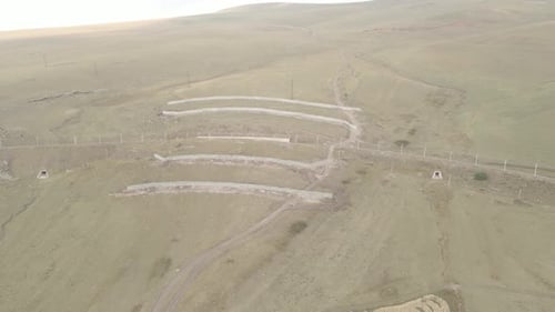 Samtskhe Javakheti, Georgia - 28. August 2021: Luftaufnahme von Schneeschutzzäunen in der Nähe der Eisenbahn.