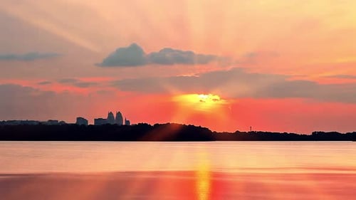 Sonnenuntergang über der Stadt. Sonnenstrahlen des Sonnenuntergangs.