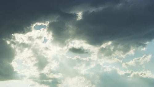Der Zeitraffer des Sonnenlichts wird sanft unter dunklen Wolken enthüllt