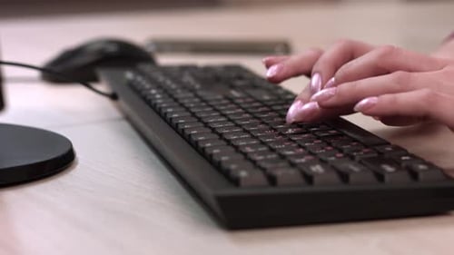 Weibliche Finger arbeiten auf der Tastatur