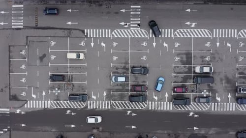 kostenloser Parkplatz aus der Vogelperspektive.