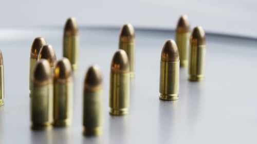 Filmmusik rotierende Aufnahme von Kugeln auf einer metallischen Oberfläche - BULLETS 055