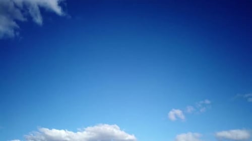 Par des nuages bleus qui traversent le ciel