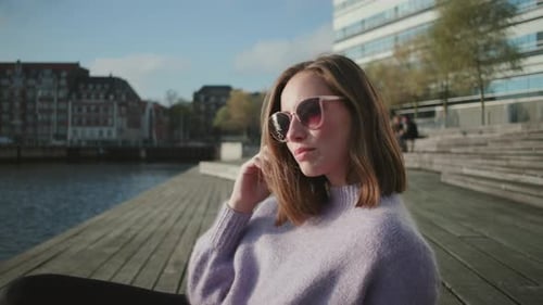 Schöne brünette Sonnenbrille