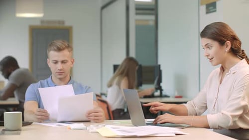 Équipe commerciale travaillant dans un espace de travail partagé