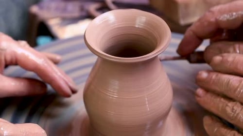 Potter au travail enseignant à un jeune étudiant