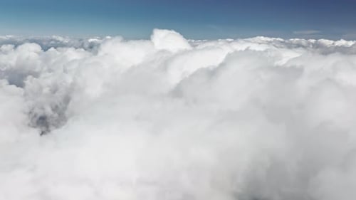 Große Wolkenformation am blauen Himmel