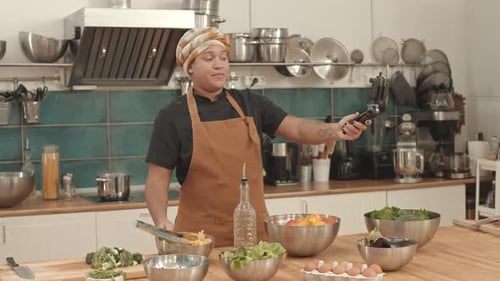 Femme filmant un vlog culinaire