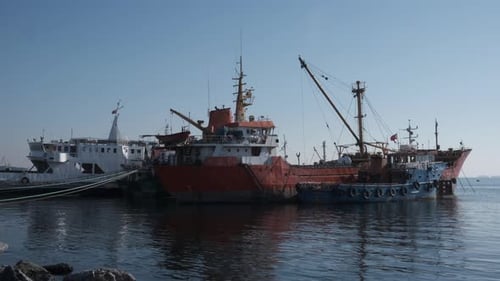 alte rostige Schiffe an den Hafen gebunden
