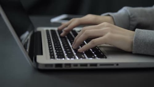 Utilisation d'un ordinateur portable au bureau