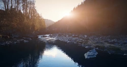 Drohnenflug aus der Luft auf dem Mountain River