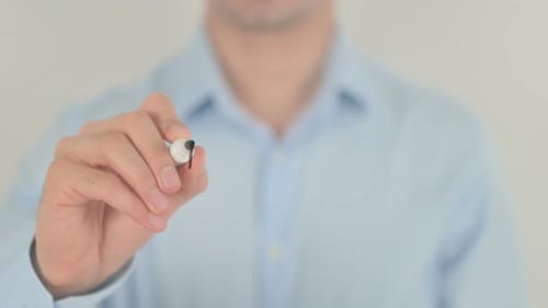 Merger, Mann schreibt auf transparenter Glasscheibe