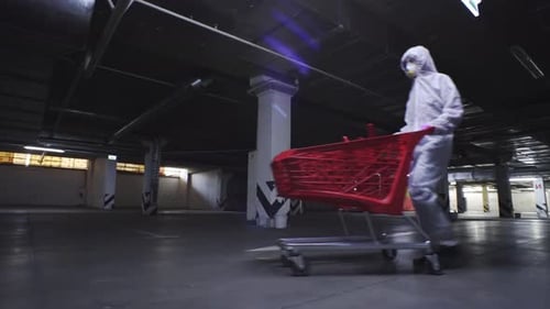 Shopping In Schutzanzug und Maske