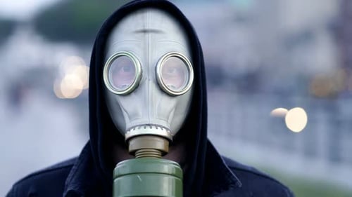 Porträt eines erwachsenen Mannes mit Gasmaske