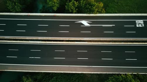 Drohnenaufnahmen aus der Luft, Nahaufnahme der Straße