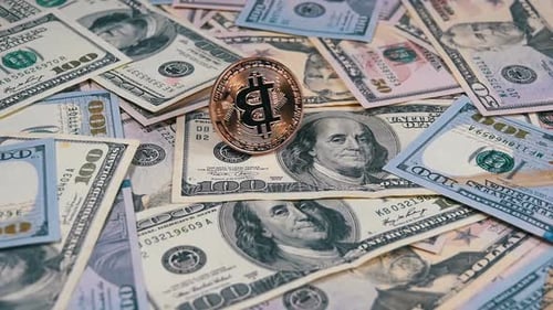 Pièce Bitcoin en or BTC Rotation, torsion, tourbillonnement, rotation et tombe sur la table avec des dollars. Lent