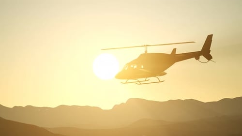 Extreme Zeitlupe fliegender Hubschrauber und Himmel bei Sonnenuntergang