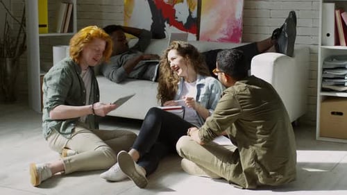 Unbeschwerte hippe multikulturelle Millennials diskutieren über Startup