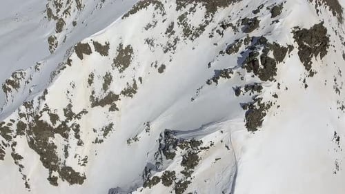 Fliegen Sie über den Gipfel des Sharpen High Mountain
