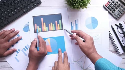 Geschäftsleute, die an Finanzdaten arbeiten