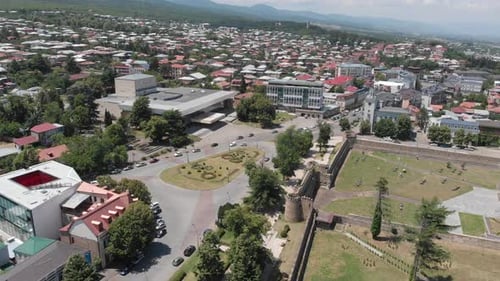 Vista aérea del centro de la ciudad de Telavi sobrevolando Batonis Tsikhe