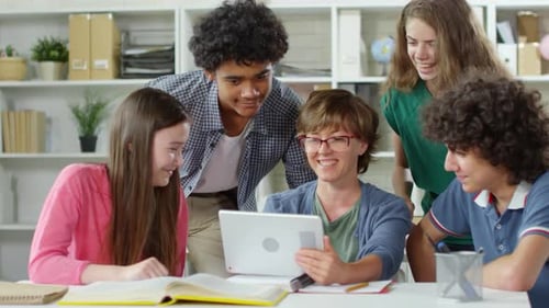 Schüler und Lehrer nutzen Tablet