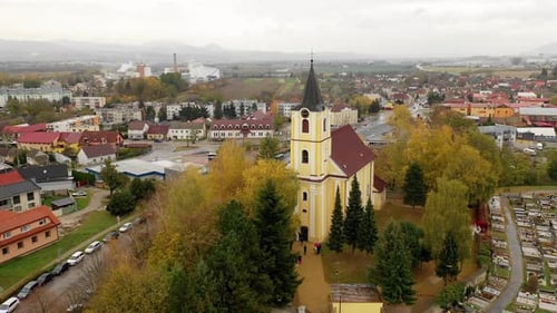 Vista aérea de la iglesia en la ciudad de Trencianske Teplice en Eslovaquia