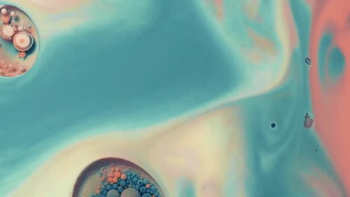 Fließende Malerei, Farben und Seifenglocken bewegen sich und schaffen digitale Kunst