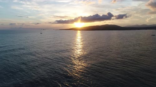 Puesta de sol sobre el mar, rayos de sol, yates. Hermoso fondo de luz nocturna