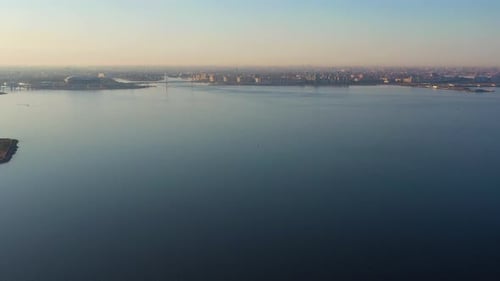 Skyline der Stadt Sankt Petersburg am sonnigen Morgen. Luftaufnahme.
Russland