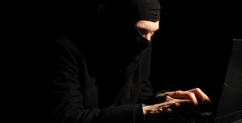 Laptop de hackers criminosos na escuridão