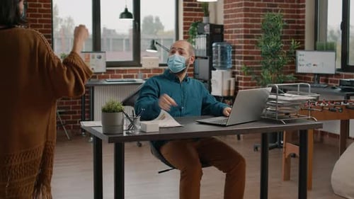 Les collègues de travail font un coup de poing avant de travailler dans Startup Office