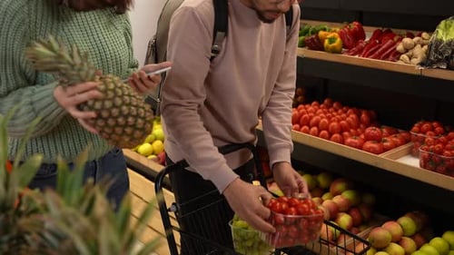Jovem casal comprando produtos em mercearia