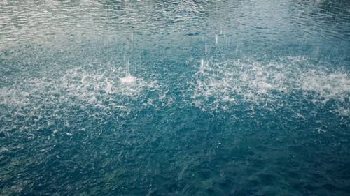 L'eau tombe et tombe dans la piscine