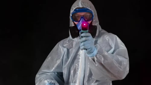 Arzt misst Temperatur aus der Ferne