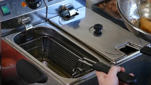 Cooking food in a deep fryer