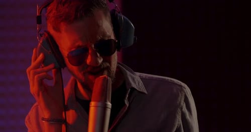 Singer Records in Studio