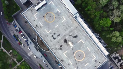 Vue aérienne au-dessus de l'héliport. Vol de drone au-dessus d'un héliport sur le toit
.