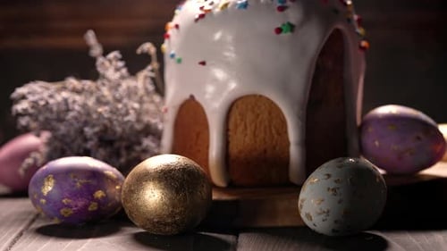 Schöner glasierter Osterkuchen mit bunten Eiern und Lavendelblüten