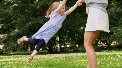 Mère heureuse avec petite fille jouant au parc