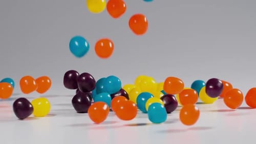 Bunte Süßigkeiten fallen in Zeitlupe