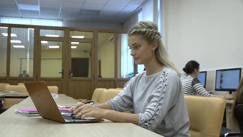 Studentin benutzt Laptop während des Trainings