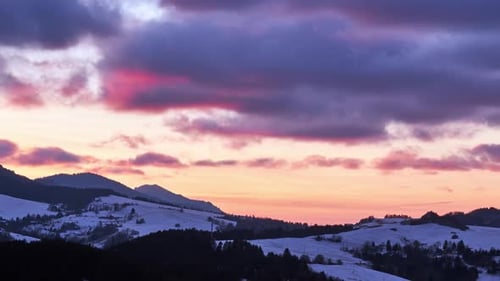 Bunte Dämmerung in der ländlichen Winterlandschaft