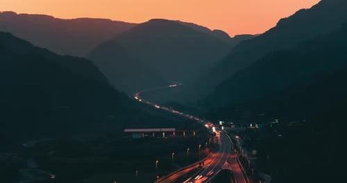 Zeitrafferverkehr von Autos auf der Autobahn