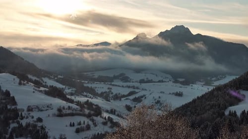 Bergwinterlandschaft, die Sonne scheint durch die Wolken Goldene Stunde