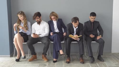 Recrutement pour l'entreprise. Les jeunes candidats attendent un entretien